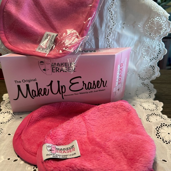 The Original MAKEUP ERASER. Removes your makeup with just water. Waterproof too - Picture 4 of 7